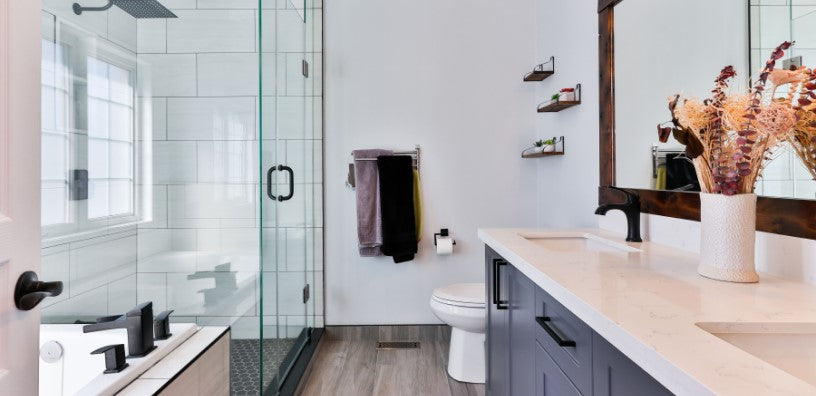 A very clean and well-arranged bathroom.